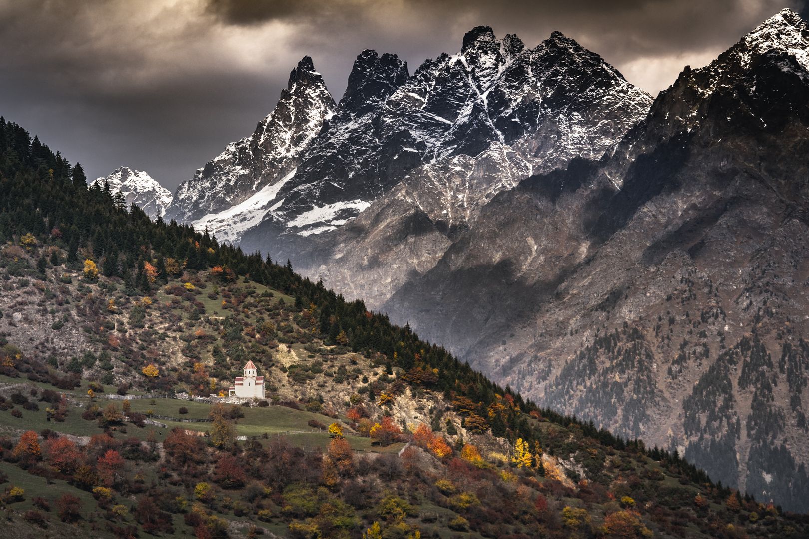 Nhà thờ Gergeti Trinity trên sườn núi với khối núi Kazbegi cao 5.054 m phía sau