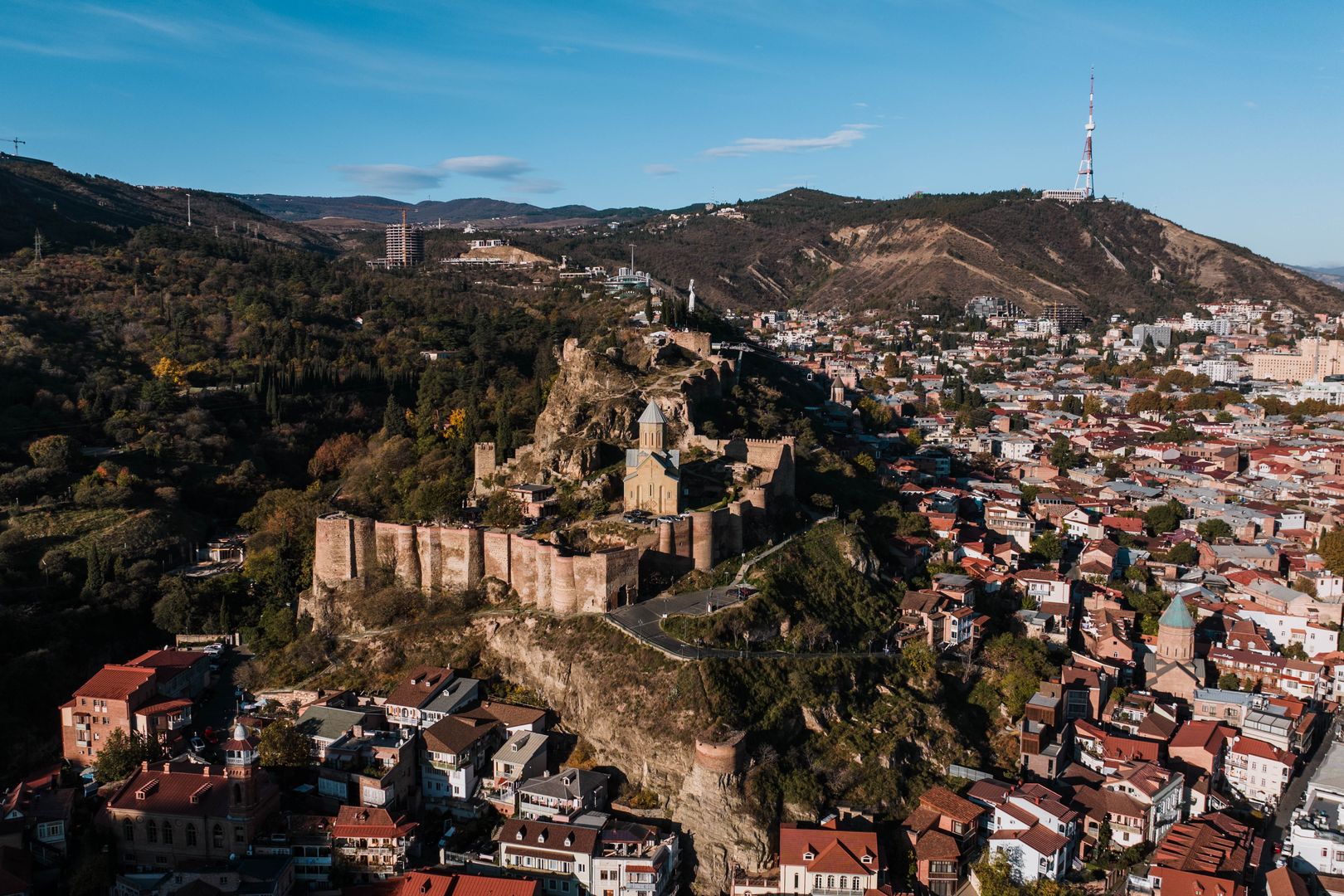 Khung cảnh phố cổ Tbilisi lúc hoàng hôn.